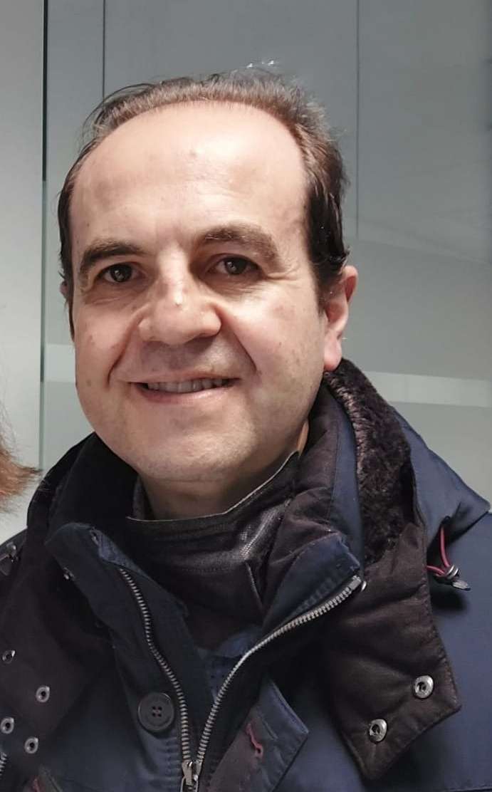 <b>Jordi Ferré</b>-Madrid - Espanya<BR>Soc intèrpret de llengua de signes. El fet de saber llengua de signes te els seus avantatges. Pots comunicarte amb una altra persona a través d'un vidre (per exemple al bus), fent submarinisme, pots menjar un entrepà amb una mà i parlar amb signes amb l'altra al mateix temps i també t'ajuda a ser més expresiu.